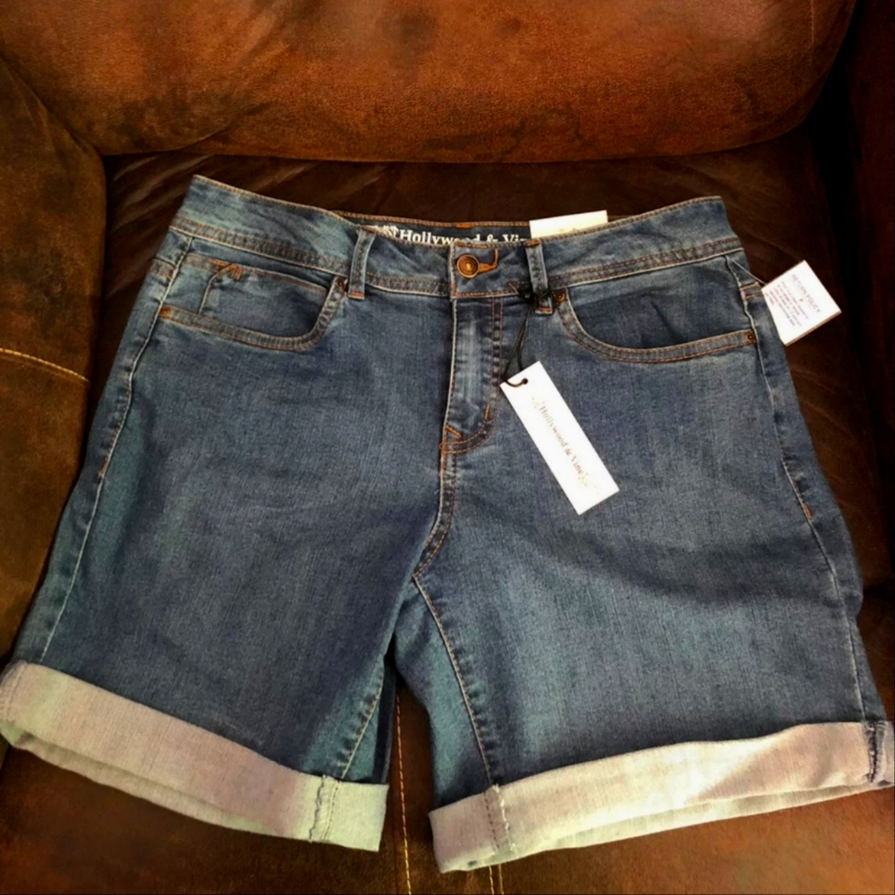 NWT Hollywood & Vine Medium Wash Cuffed Denim Shorts Sz 2